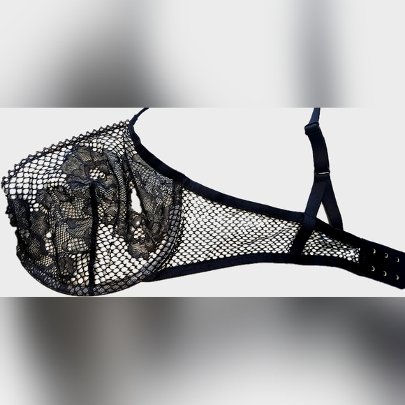 NWOT, New, neverworn, black lace/mesh underwire black bra. Size 36C. Wacoal - Picture 2 of 6